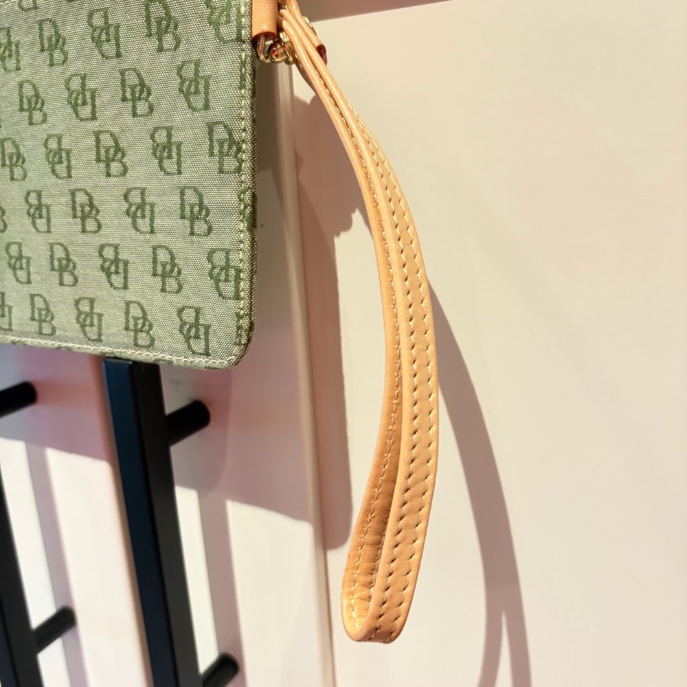 Dooney & Bourke Green Wristlet NWOT - Picture 8 of 8